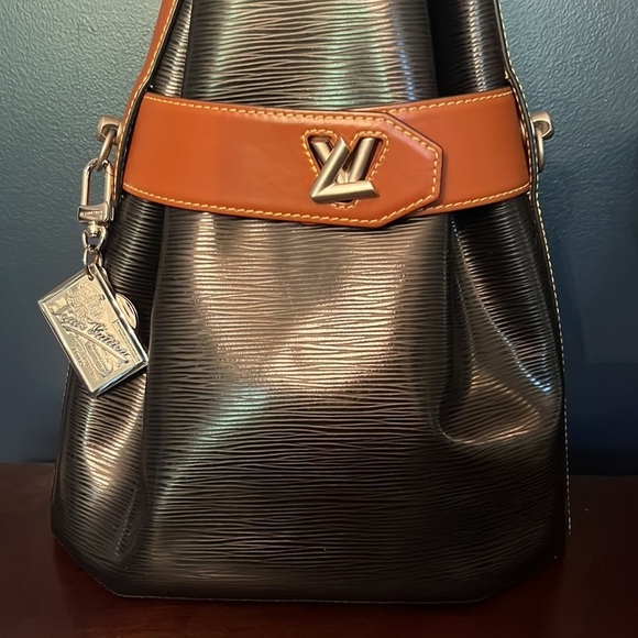 *** SOLD SOLD SOLD ***Louis Vuitton Travelling Requisites Bag Charm Keychain - Picture 5 of 5